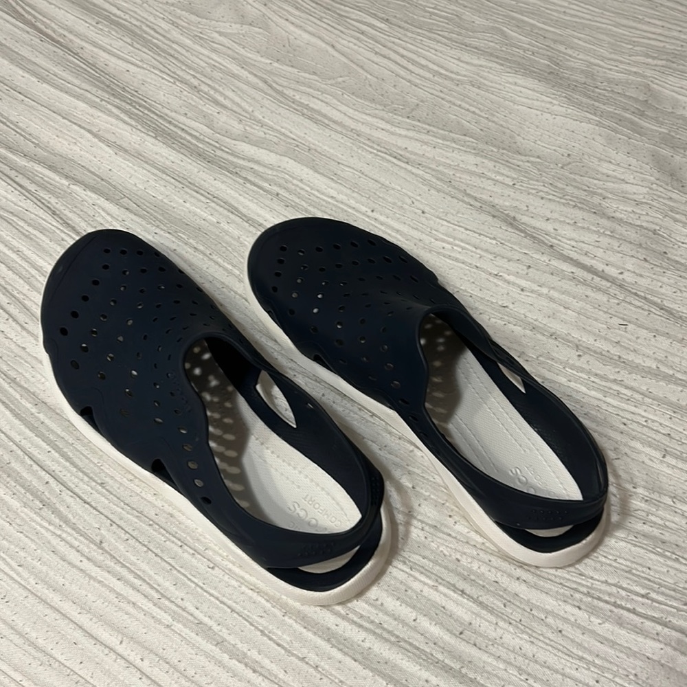 Sleek men’s size 11 navy crocs- like new